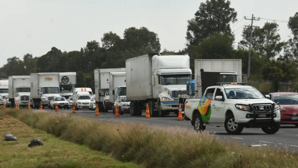 Siguen varados transportistas en el Circuito Exterior Mexiquense