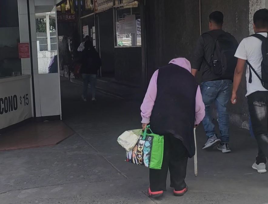 María de Jesús Mundo, de 78 años de edad, espera que su familia regrese por ella a la Central de Autobuses de Puebla.