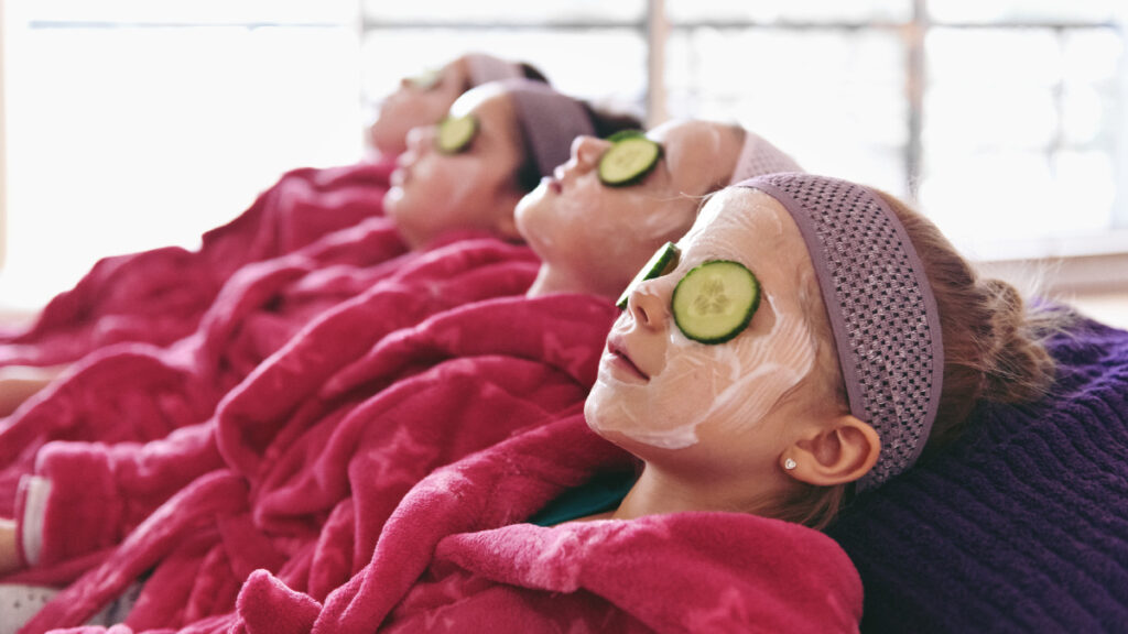 Estudiantes durante el día de spa en la escuela