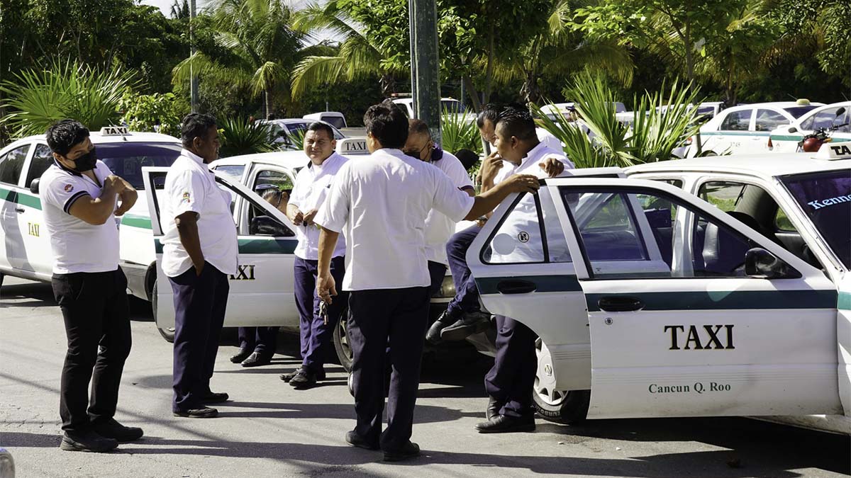 ¡Se pasaron! Graban brutal golpiza de taxistas a conductor de aplicación en Cancún