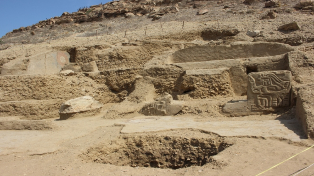 Descubren templo ceremonial de hace 5 mil años con restos humanos bajo dunas de Perú