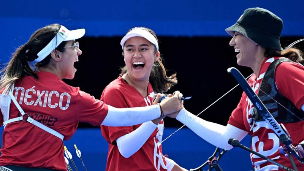 AMLO felicita al equipo femenil de tiro con arco por su medalla en los Olímpicos