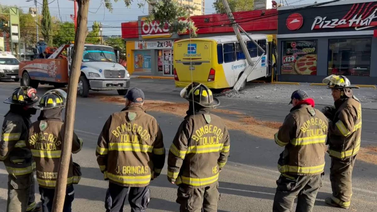 Tras fuerte choque, camión de pasajeros se impacta contra un OXXO en Toluca; hay, al menos, 14 lesionados