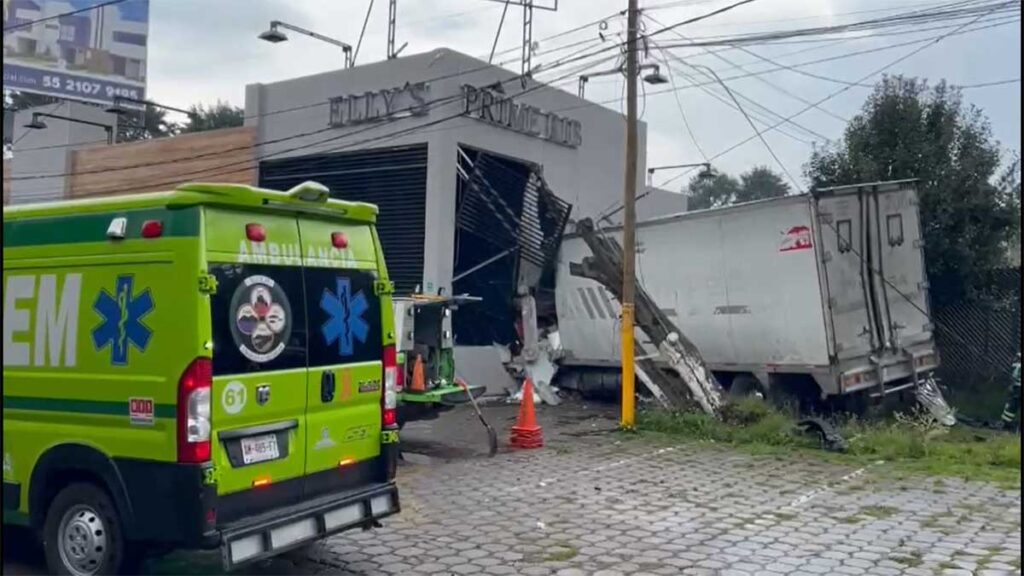 Tráiler se queda sin frenos y choca contra un restaurante; hay tres personas fallecidas