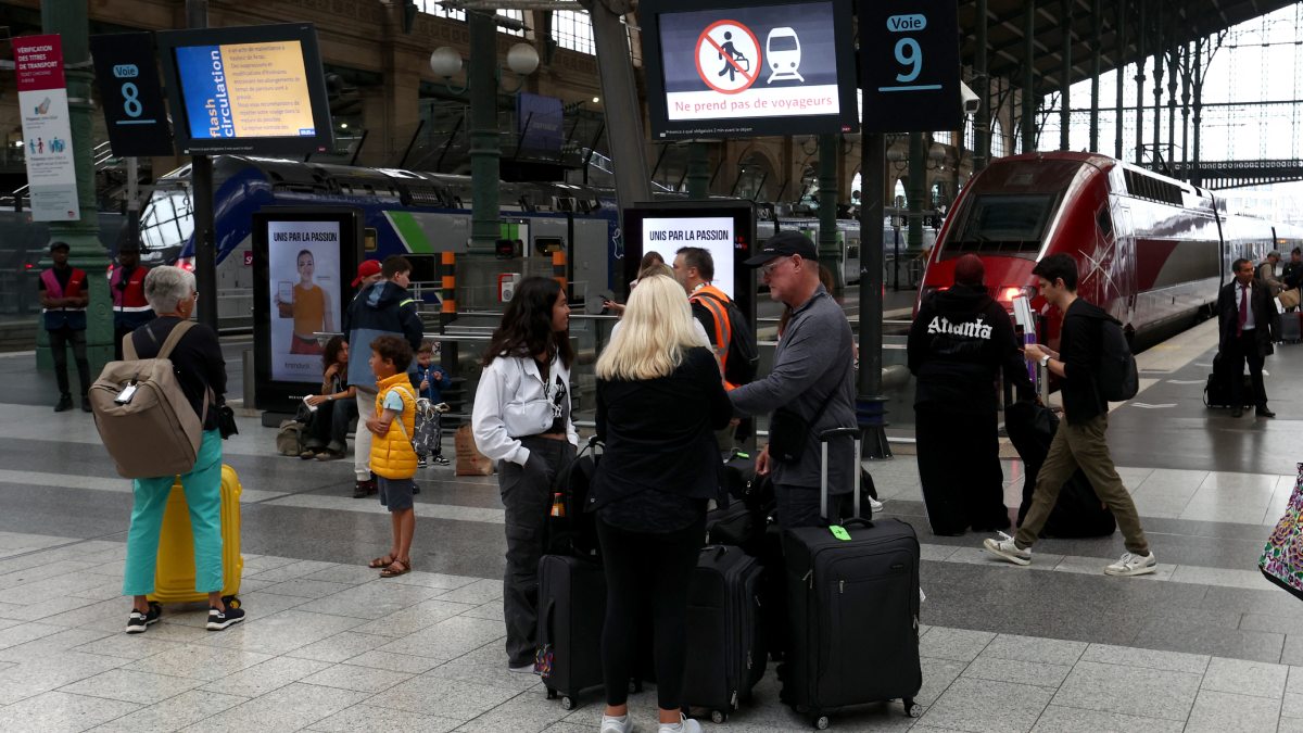 Colapsa red de trenes en Francia a horas de inauguración de Juegos Olímpicos; denuncian “ataque masivo”