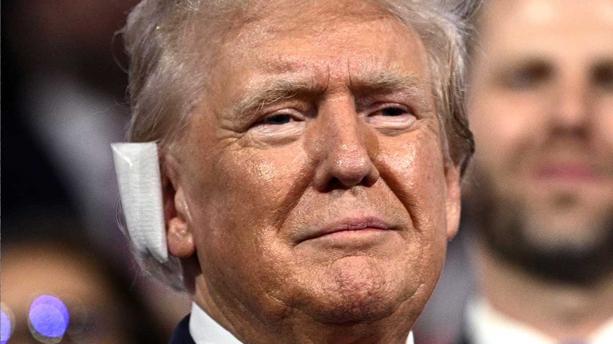 Tras intento de asesinato y con la oreja vendada, Donald Trump aparece en la Convención Republicana