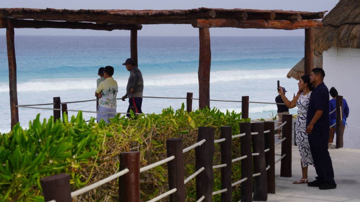 Turistas disfrutan de playas de Quintana Roo sin sargazo, gracias a Beryl
