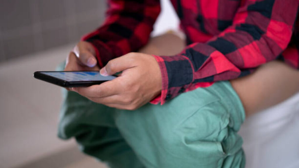 Los perjuicios a la salud por usar el celular en el baño por mucho tiempo