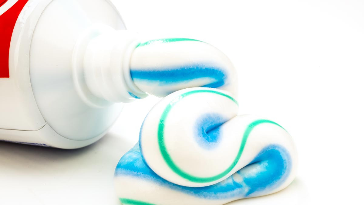 Los sorprendentes usos de la pasta de dientes para la limpieza del hogar 