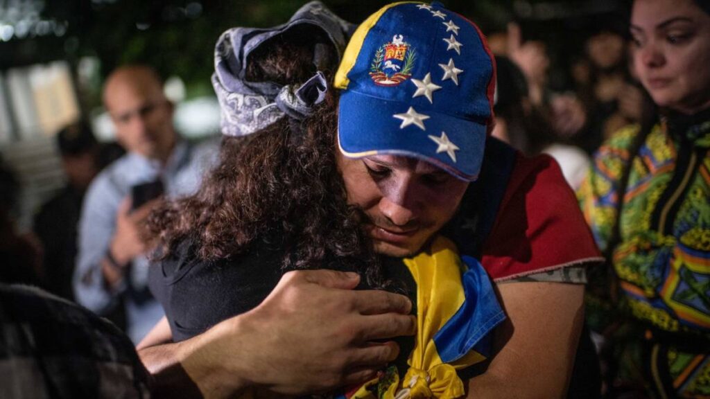 Venezolanos inconformes se manifiestan afuera de embajada de Venezuela