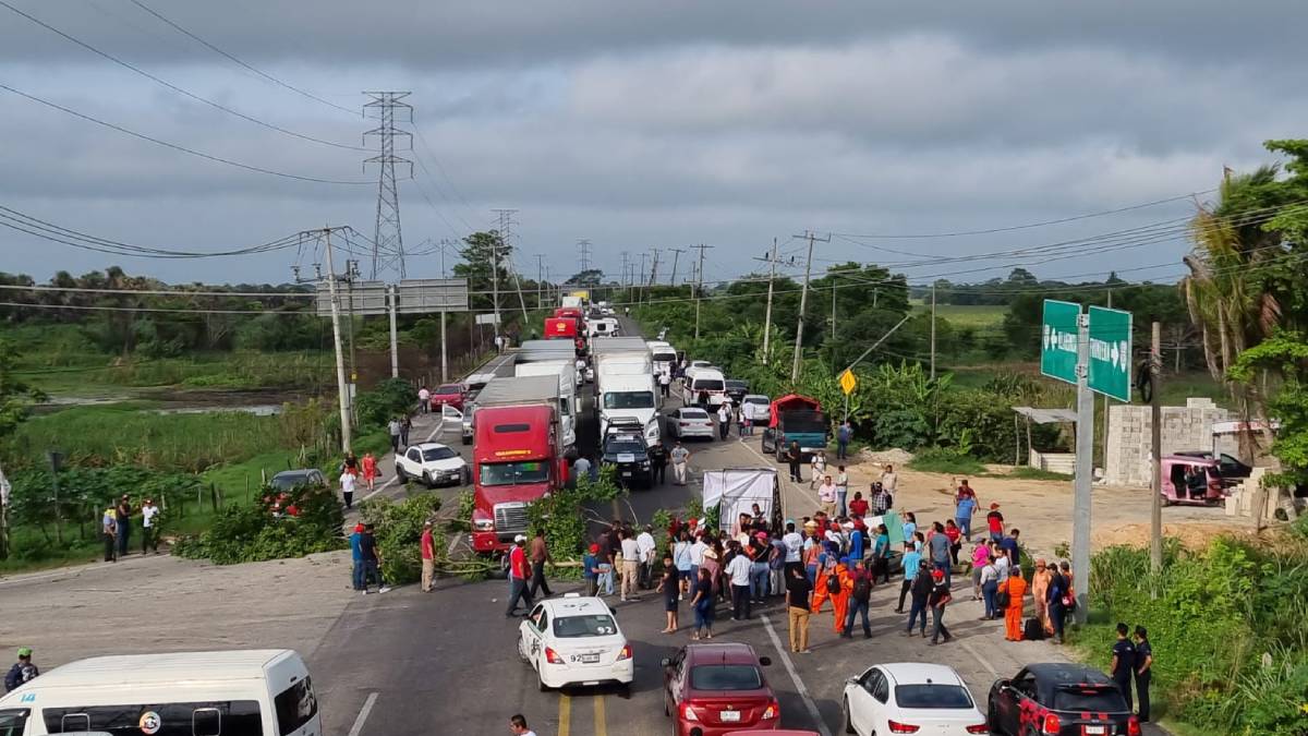 ¡No vayas para allá! Bloquean carretera federal Villahermosa-Frontera por falta de electricidad