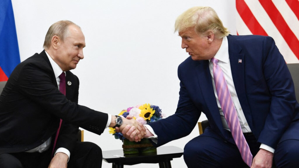 Vladimir Putin saluda a Donald Trump