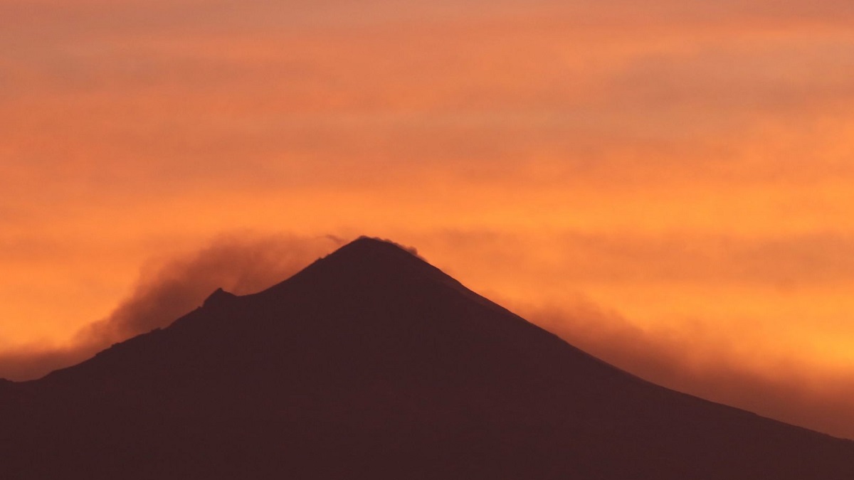 Fuego en su interior: enfurece volcán Popocatépetl y pinta de rojo el cielo; ceniza podría afectar CDMX