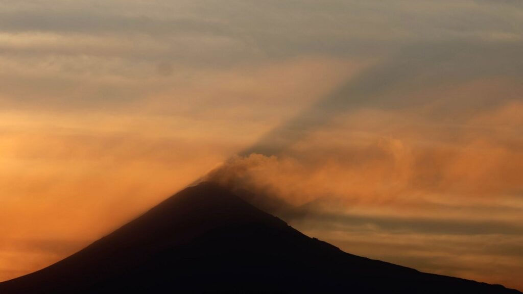 volcan-popocatepetl-sigue-con-intensa-actividad-video