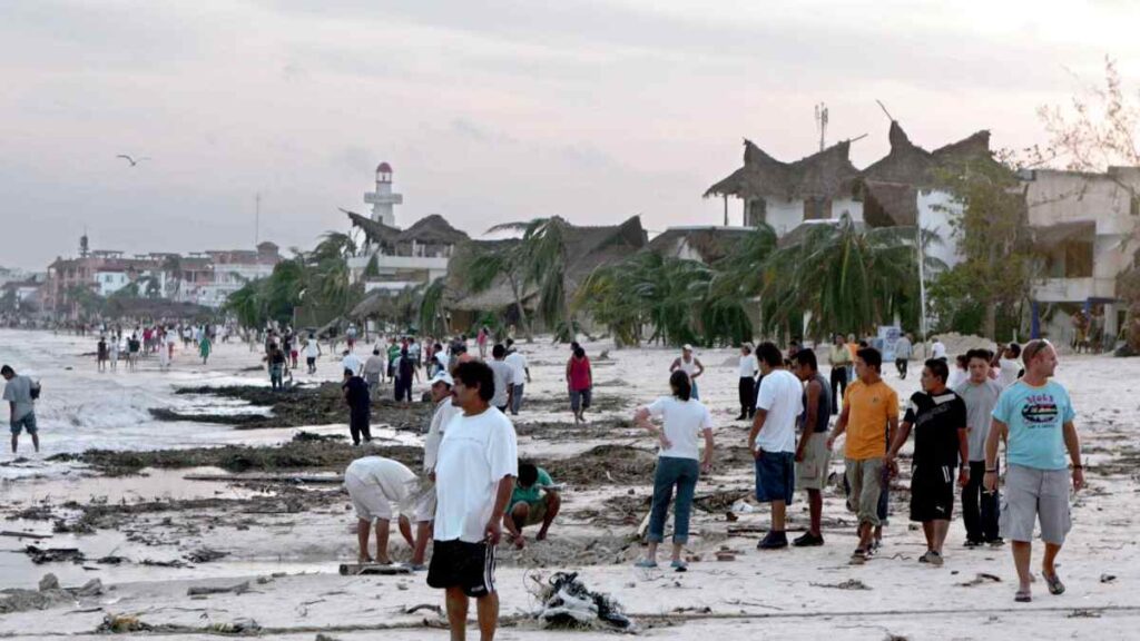 personas en plazas de Quintana Roo tras el paso del huracán Wilma