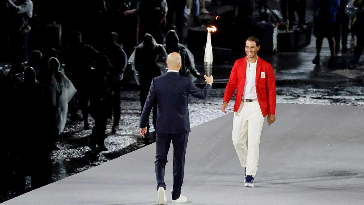 Zidane le da el relevo de la Antorcha Olímpica a Rafael Nadal en la Inauguración de Paris 2024