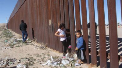 Abandonan a niña cerca del muro fronterizo en Chihuahua.