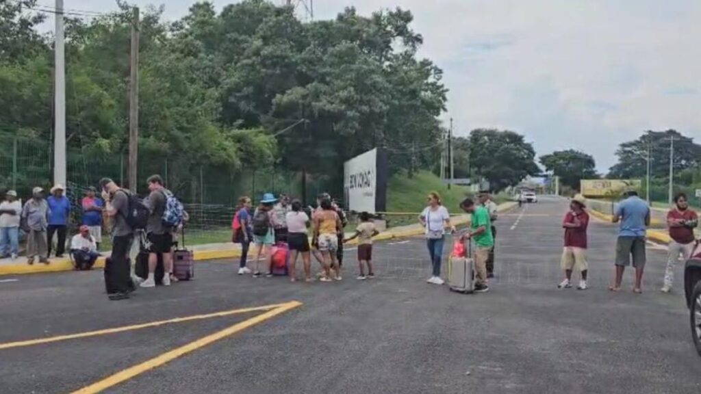 Bloqueo en aeropuerto de Huatulco