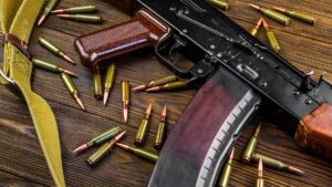 Cargando a un bebé, mujer amenaza a vecinos con arma en Naucalpan