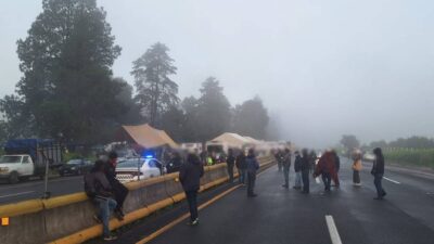 Autopista México-Puebla y Arco Norte están bloqueadas.