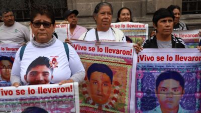 Padres de los normalistas de Ayotzinapa se reunieron con AMLO