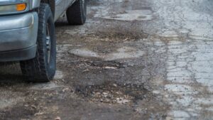 Baches y coladeras en CDMX: paso a paso para cobrar el pago si caíste en uno