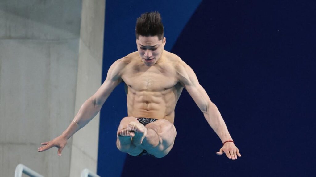 Osmar Olvera califica a la semifinal de trampolín 3m en Paris 2024