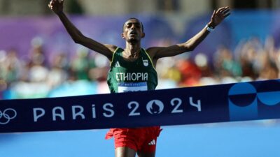 Tamirat Tola de Etiopía se lleva el maratón de Paris 2024 con record olímpico incluido