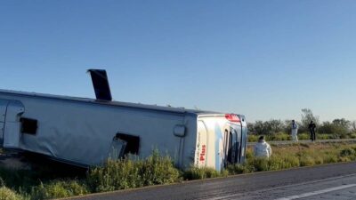 Camión vuelca y deja dos fallecidos.