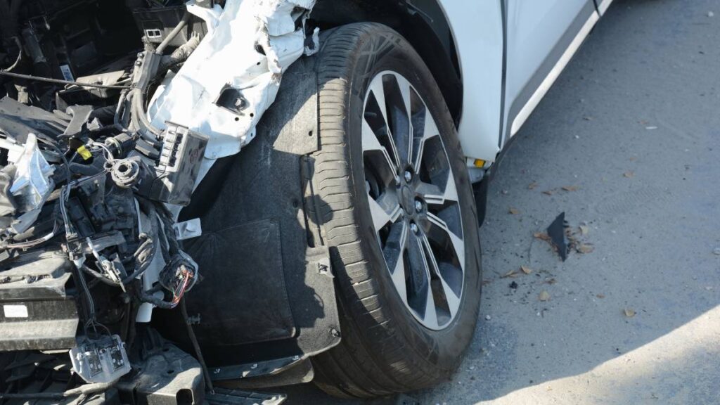 Saltillo: automovilista confunde entrada peatonal de centro comercial y entra con camioneta