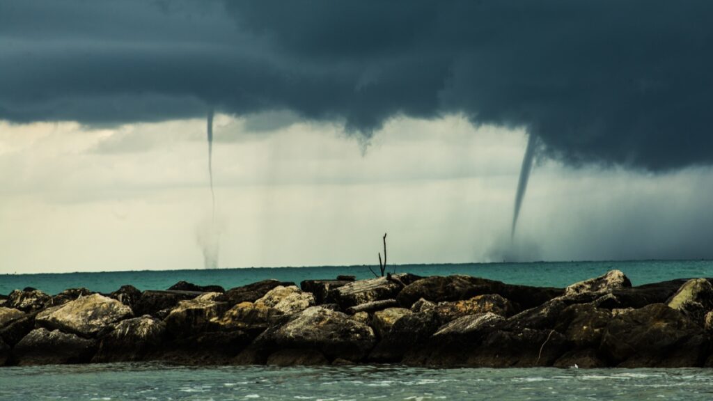 Captan trombas marinas gemelas "danzando" frente a Florida