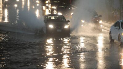 Amanece bajo puente de Circuito Interior inundado.