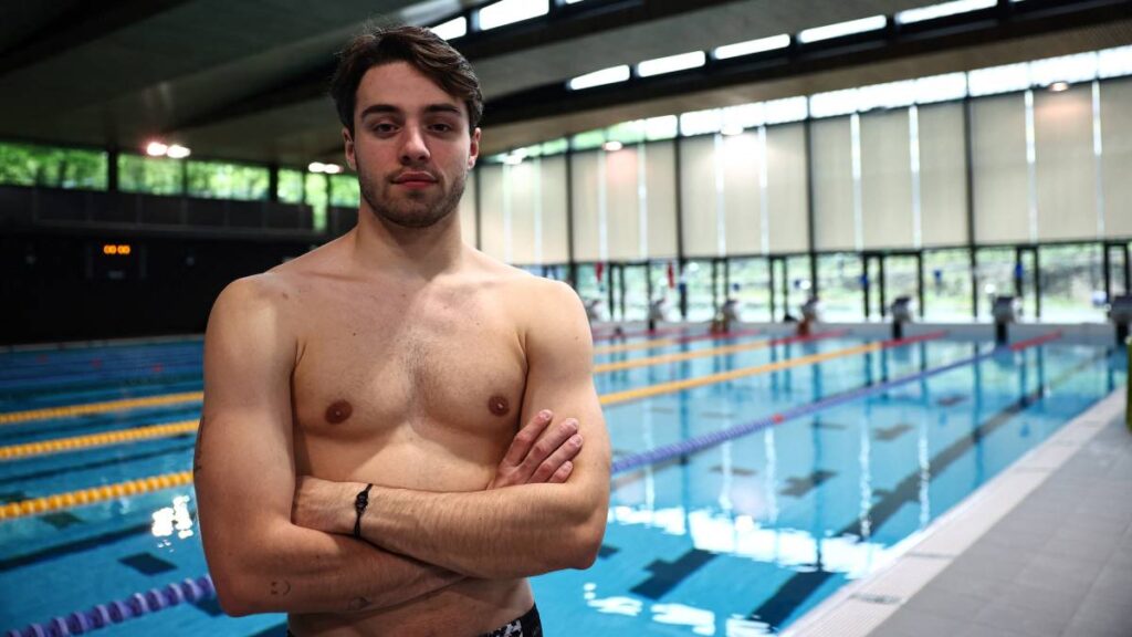 Paris 2024: Jules Bouyer, el clavadista francés juega con un cubo de Rubik mientras espera su turno de participar