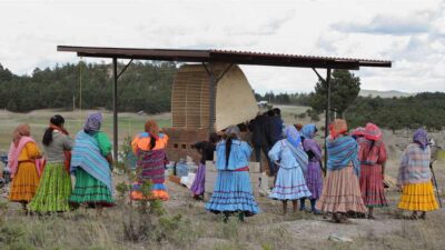 Chihuahua organiza pasarela de moda rarámuri