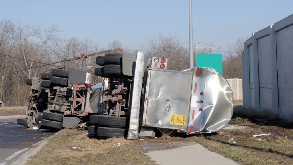 cuernavaca-momento-en-que-cae-camion-del-distribuidor-vial-palmira