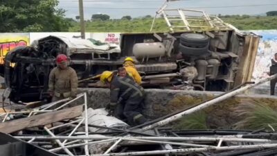 cuernavaca-sujeto-se-lanza-de-puente-peatonal-video