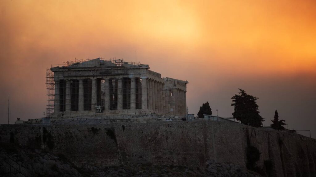 Desalojan a personas en Grecia por incendio que se acerca a Atenas