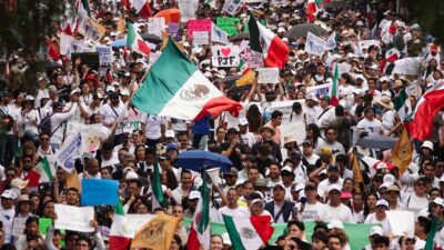 Marcha de estudiantes de la UNAM en apoyo al Poder Judicial