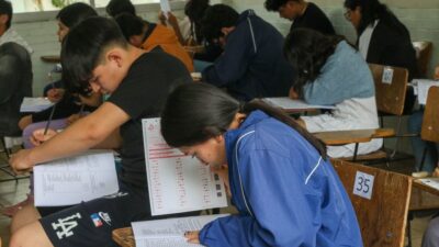 Jóvenes hacen el examen de la Comipems para ingresar al bachillerato