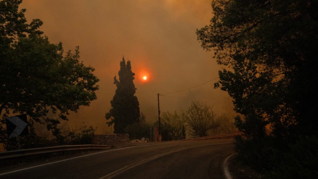 Grecia: Incendio forestal asombra por extraña visión del sol