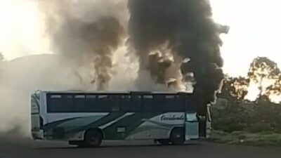 Habitantes de La Cantera incendian camión; exigen aparición de 7 policías comunitarios