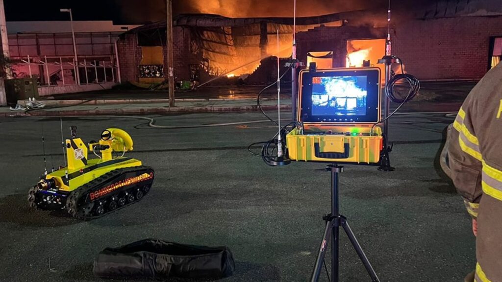 Hermosillo: bomberos y robot extintor SERI sofocan incendio en bodega