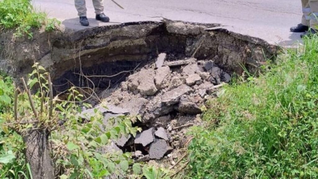 La tierra se hunde: reportan socavón en carretera de Tonatico-Taxco