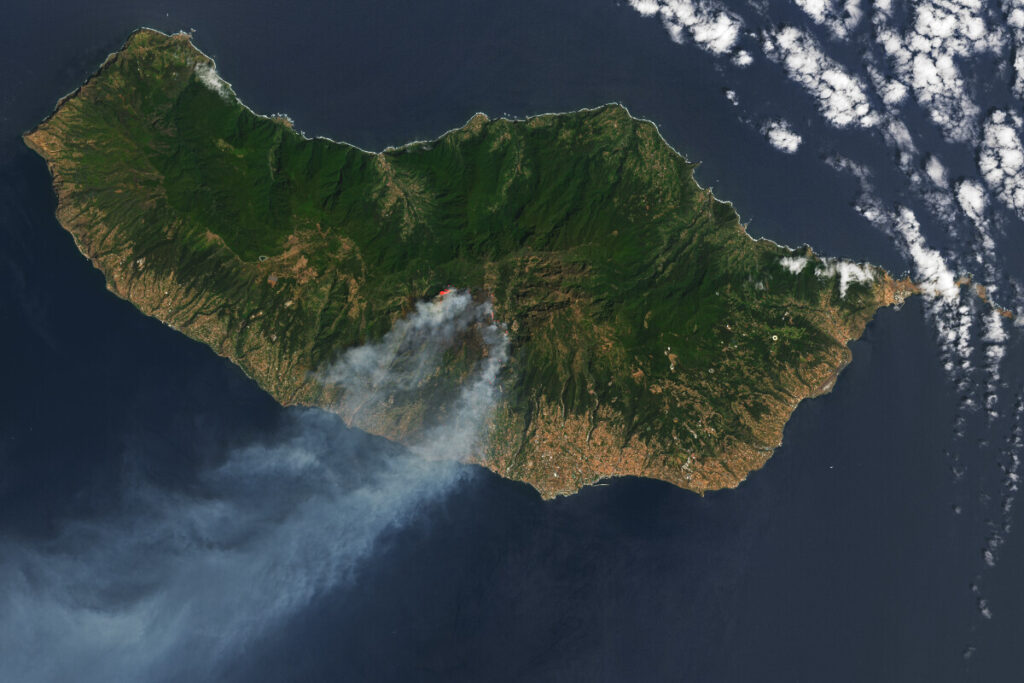 Así se ve el humo del incendio en Madeira desde el espacio, según muestra la NASA