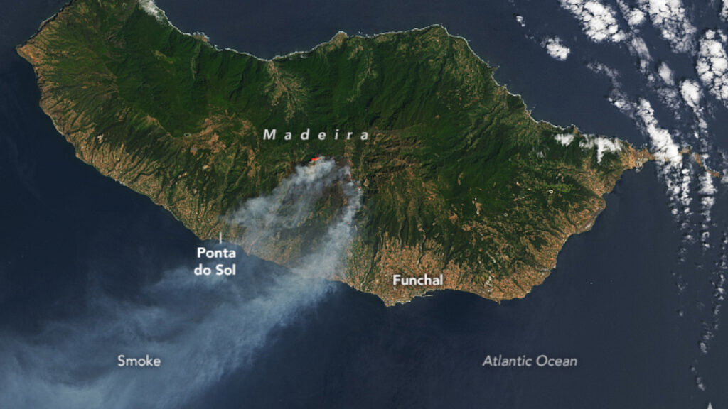 Corrientes de humo de los incendios en Madeira, Brasil, mostrada por la NASA