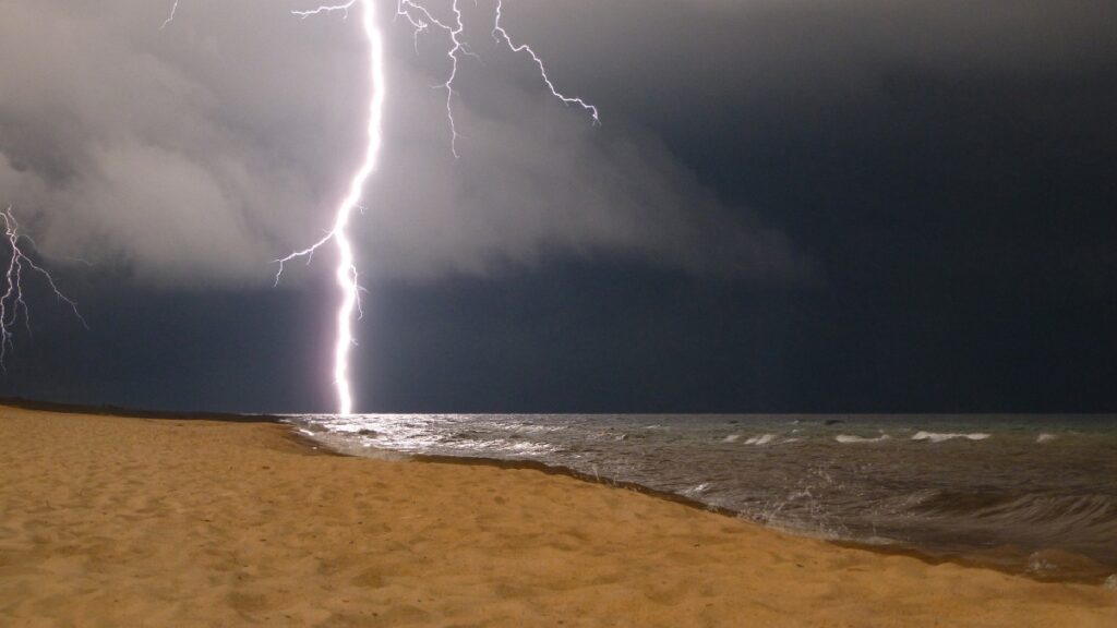 Italia: cae rayo en una playa cerca de Alba Adriática; al menos tres heridos