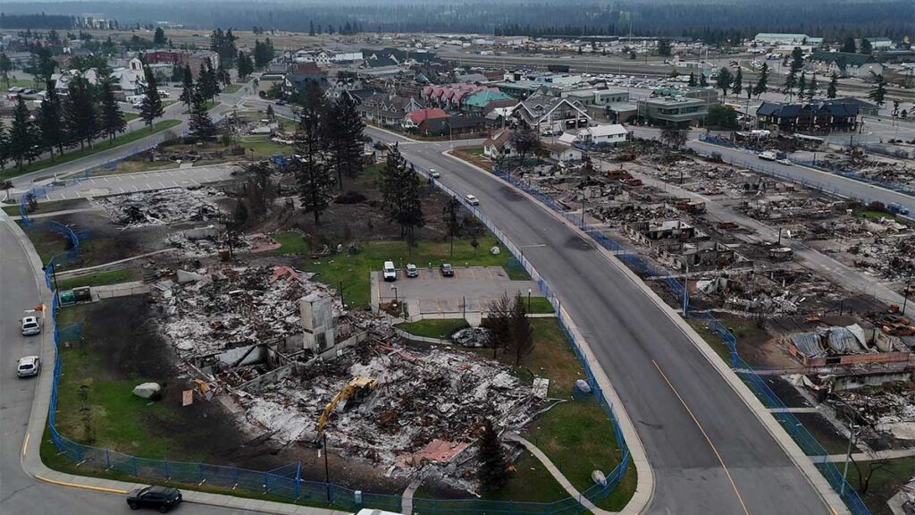 Daños tras el megaincendio en el poblado de Jasper, Canadá.