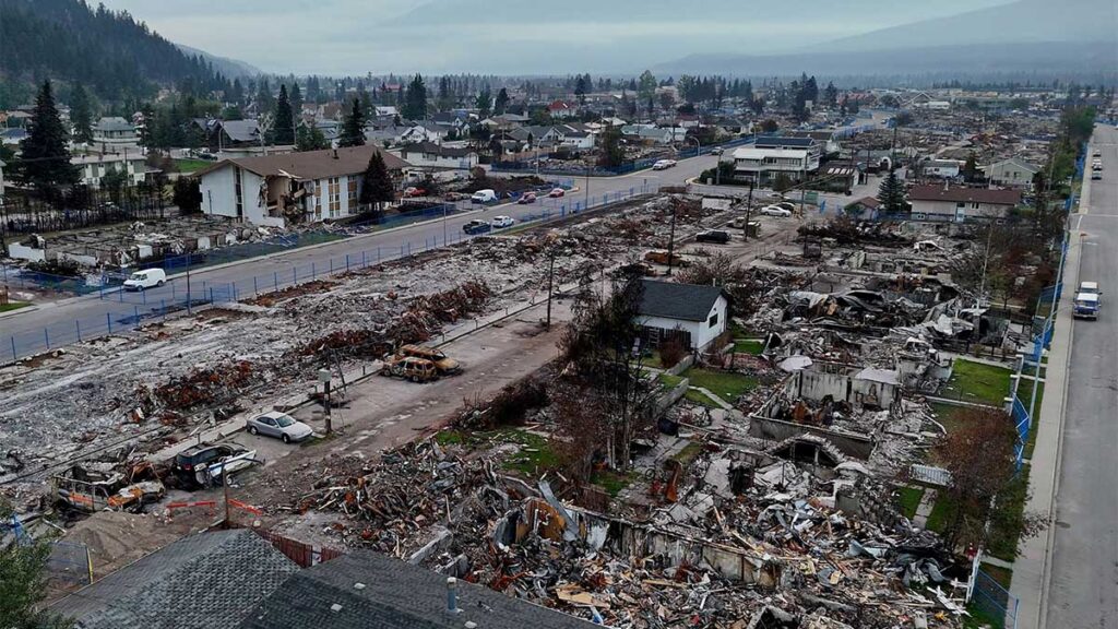 Daños tras el megaincendio en el poblado de Jasper, Canadá.