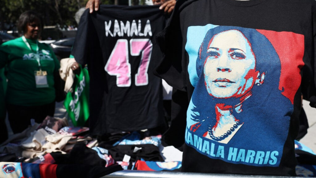 Playeras y tenis alusivos a Kamala Harris