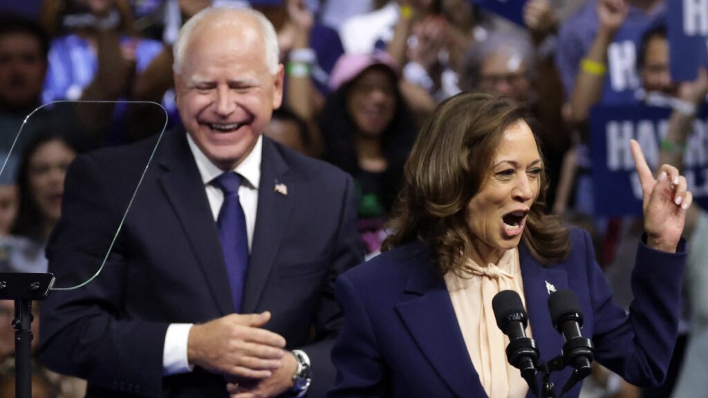 Kamala Harris y Tim Walz ofrecen su primer mitin en Filadelfia: “Es un combate por el futuro”